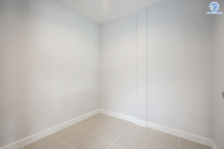 บ้านมือสองตกแต่งใหม่ ม.เมืองเอกประจิม พหลโยธิน87 ตกแต่งครบทุกฟังก์ชัน เนื้อที่ 100 ตร.ว. พื้นที่ใช้สอยเยอะ พร้อมฟังก์ชัน 3 ห้องนอน 4 ห้องน้ำ 1 ห้องอเนกประสงค์ 1 ห้องแม่บ้าน จอดรถได้ 4 คัน เชื่อมต่อทุกการเดินทาง ใกล้รถไฟฟ้าสายสีแดง "สถานีหลักหก"และทางด่วน "ศรีสมาน"